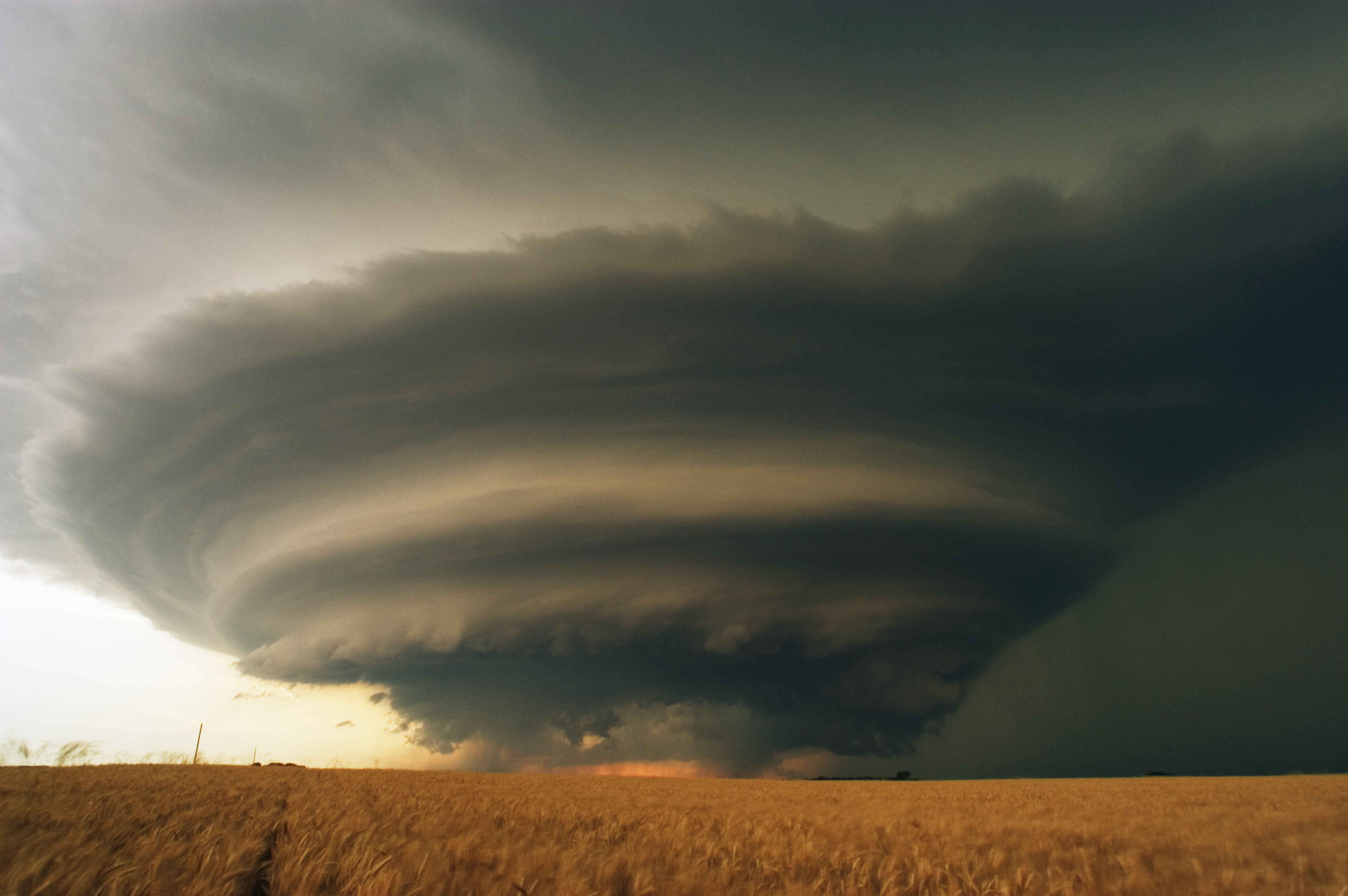 05 Jun 2004, Medicine Lodge, Kansas, USA --- An isolated supercell thunderstorm threatens south-central Kansas on June 5, 2004.  The flying saucer-shaped severe storm produced baseball-sized hail. --- Image by © Jim Reed/Corbis