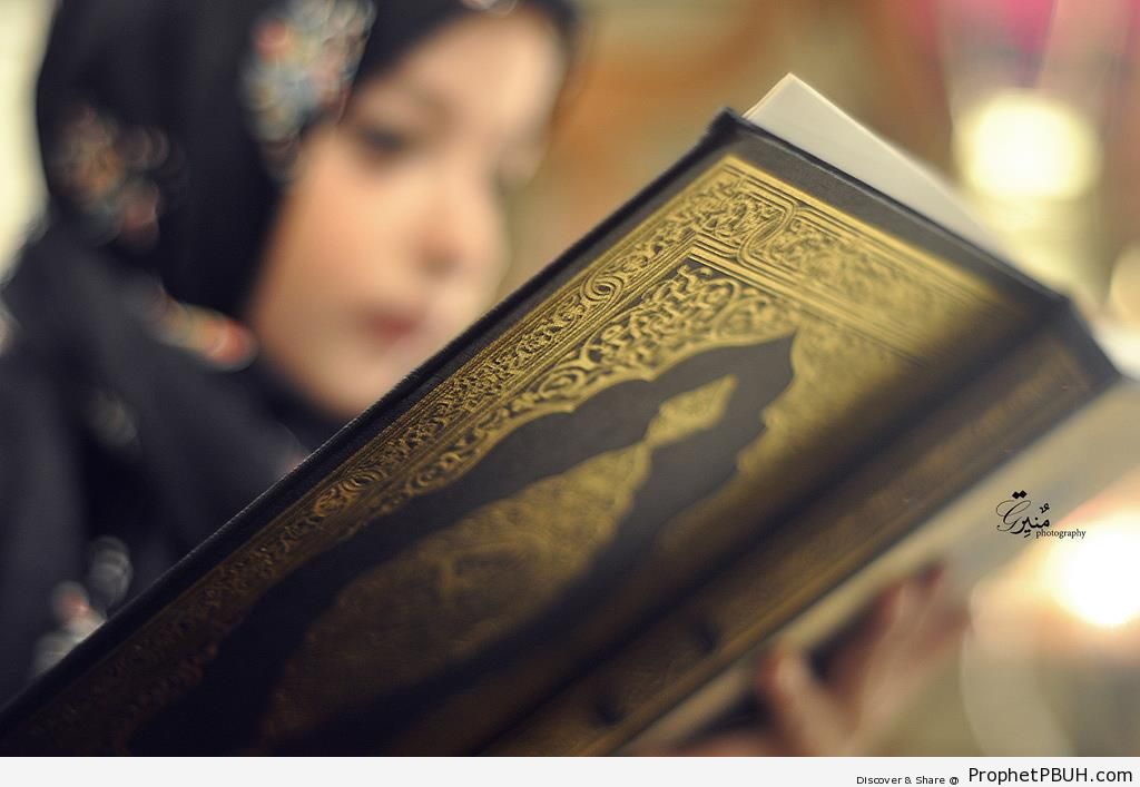 Muslim-Girl-With-Book-of-Quran-Muslimah-Photos-Girls-and-Women-Hijab-Photos-001